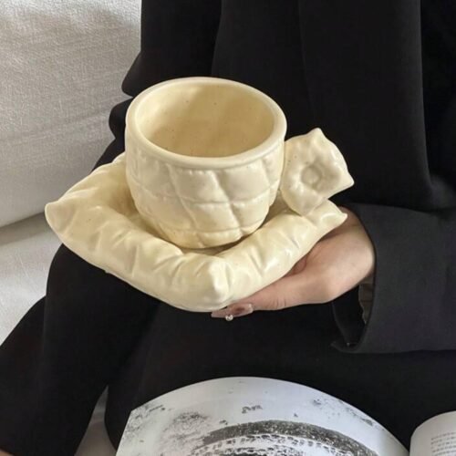 WhiteCushion – Artistic Ceramic Mug with Cushion Saucer Cream-white ceramic mug with engraved diamond-like lines, diamond-shaped handle, and cushion-like saucer, dishwasher & microwave safe